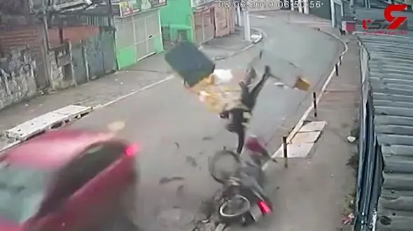 متلاشی شدن بار موتورسیکلت پس از تصادفی وحشتناک با خودروی سواری + فیلم 