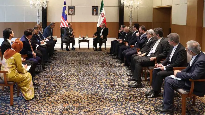 دکتر پزشکیان صبح امروز شنبه 21 شهریور 1405، در حاشیه اجلاس بریکس در دیدار با آقای انور ابراهیم نخست‌وزیر مالزی