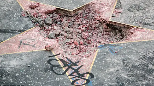 ستاره ترامپ در خیابان هالیوود با تبر خرد شد+ عکس