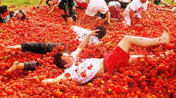 جشن گوجه فرنگی در خیابان های شیلی +تصاویر دیدنی