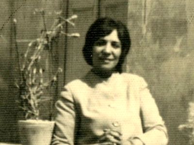 سفر به تاریخ؛ «تاج‌ایران، نتیجۀ ناصرالدین شاه» با لباس عروس در کنار شوهرش؛ سال 1314