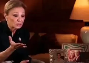 فیلم/ ماجرای پیدا کردن موی امام خمینی(ره) در قرآن چه بود؟ فرح پهلوی: علاوه بر مردم عادی آقایون تحصیل کرده هم عکس امام خمینی را در ماه دیدند