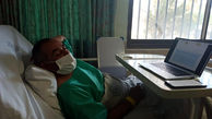 عکس درس دادن معلم فداکار از روی تخت بیمارستان / علی اصغر عباسی کیست؟ 