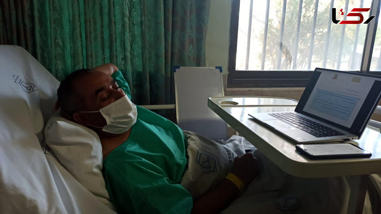 عکس درس دادن معلم فداکار از روی تخت بیمارستان / علی اصغر عباسی کیست؟ 
