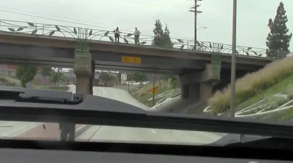 لحظه دلهره خودکشی دختر جوان از روی پل + فیلم