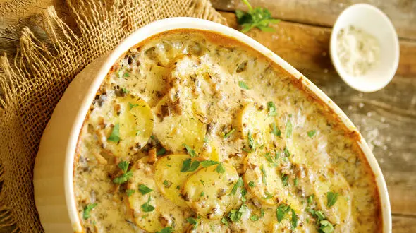 دستور تهیه پای همبرگری با سس قارچ / یک وعده شام مقوی