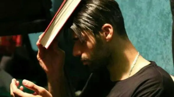 نماز خواندن مهدی طارمی، ستاره تیم ملی در مراسم شب احیای مسجد ولایت بوشهر + عکس