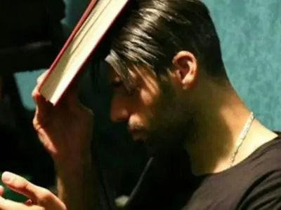 نماز خواندن مهدی طارمی، ستاره تیم ملی در مراسم شب احیای مسجد ولایت بوشهر + عکس