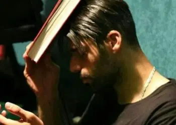 نماز خواندن مهدی طارمی، ستاره تیم ملی در مراسم شب احیای مسجد ولایت بوشهر + عکس