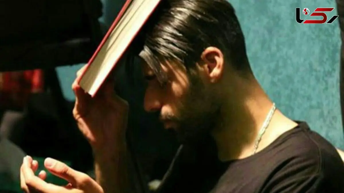 نماز خواندن مهدی طارمی، ستاره تیم ملی در مراسم شب احیای مسجد ولایت بوشهر + عکس