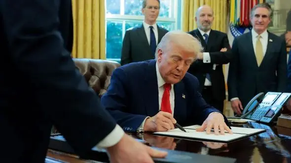 چرا مردم آمریکا و انگلیس به ترامپ اعتماد نمی‌کنند؟ گزارش پولیتیکو