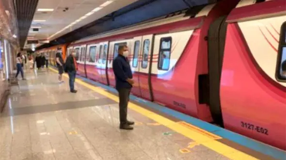 فیلم / کتک کاری دو مسافر روی پله برقی متروی استانبول