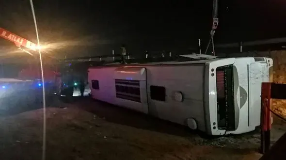 علت حادثه واژگونی اتوبوس اسکانیا در یزد / خستگی و خواب‌آلودگی راننده!