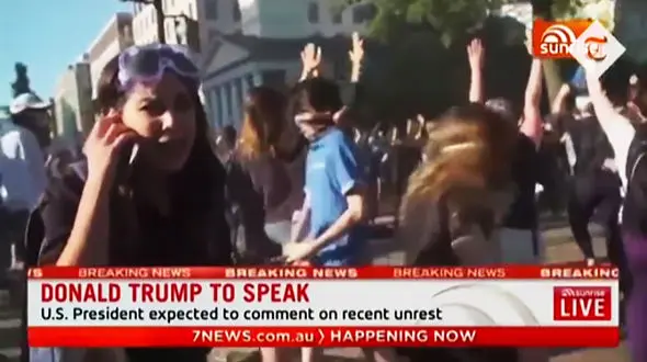 پلیس آمریکا به دوربین شبکه استرالیایی حمله کرد + فیلم