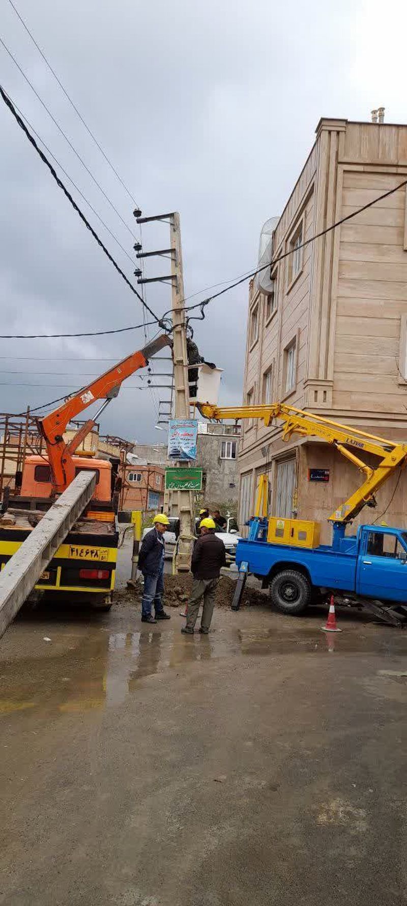 عکس از برخورد خودرو با تیر برق