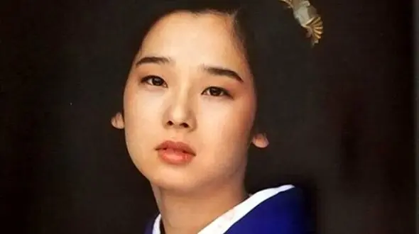 اولین عکس های مراسم ساده و خلوت ازدواج اوشین با همسر واقعی‌اش و رونمایی از لباس عروس ژاپنی منحصر به فردش