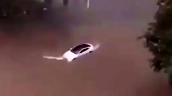 بیرون کشیدن تسلا از سیل + فیلم 