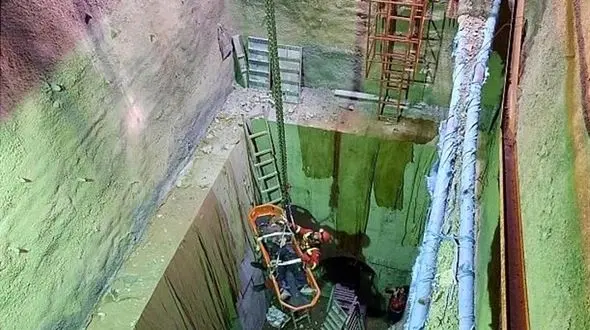  مرگ کارگر تهران با سقوط به گودال 20 متری + عکس