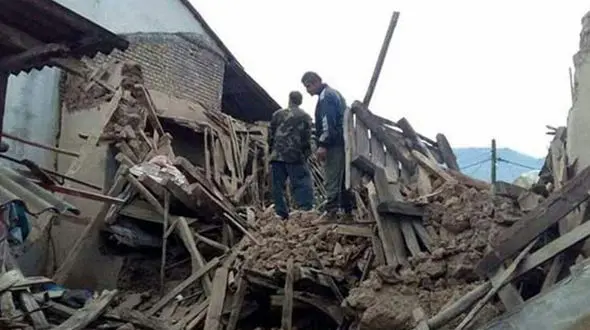 مصدومیت 3 تن در ریزش ساختمان + عکس