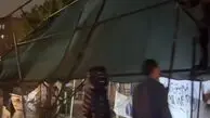 فیلم  سقوط داربست در طوفان شدید گیلان / لحظه به لحظه اش را ببینید