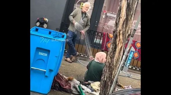 ببینید / رفتار وحشیانه صاحب فروشگاه با یک زن بی‌خانمان / ریختن آب وسط زمستان + فیلم تلخ