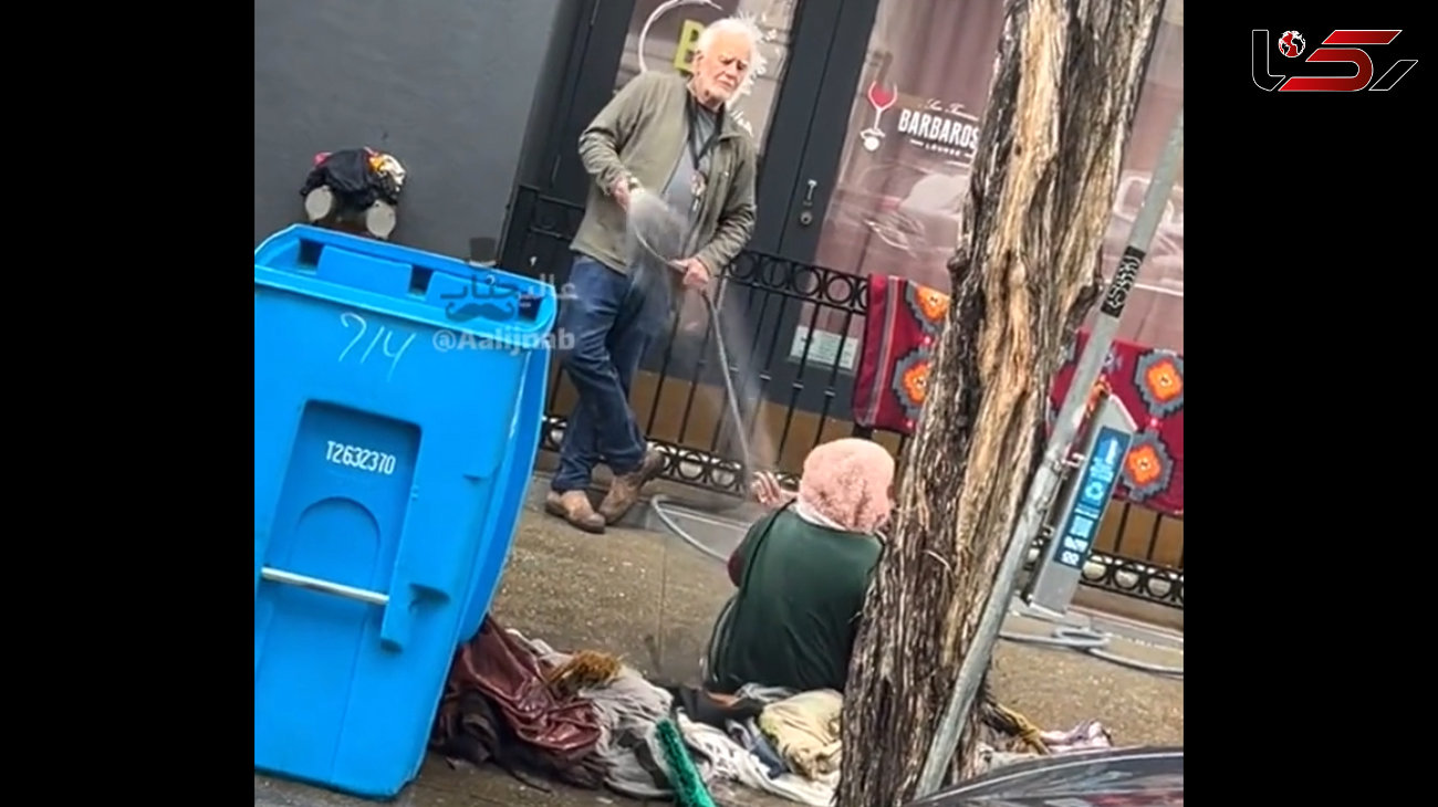 ببینید / رفتار وحشیانه صاحب فروشگاه با یک زن بی‌خانمان / ریختن آب وسط زمستان + فیلم تلخ