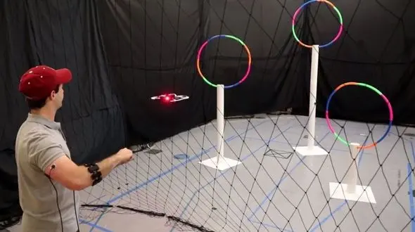 پهپادی که به حرکات دست واکنش نشان می دهد + فیلم 