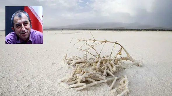 دریاچه ارومیه به دشت نمک تبدیل شد / انباشت هفت‌متری نمک در جنوب دریاچه ارومیه؛ نشانه‌های نقطه بی‌بازگشت است/سطح آب در سال آبی گذشته حدود دو میلیارد متر مکعب کاهش یافت