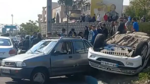 برخورد دو خودرو در بزرگراه زین‌الدین؛ پژو واژگون شد، تردد مختل شد+ فیلم