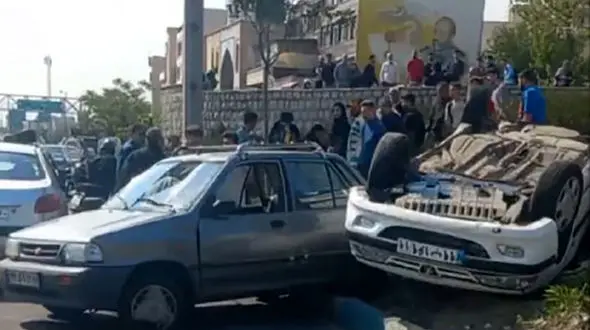 برخورد دو خودرو در بزرگراه زین‌الدین؛ پژو واژگون شد، تردد مختل شد+ فیلم