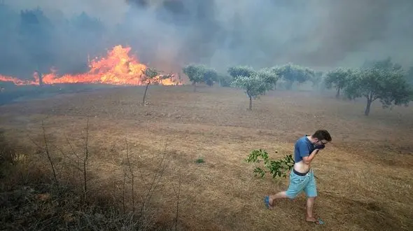 فرار پرتغالی ها  از ترس آتش سوزی روستا