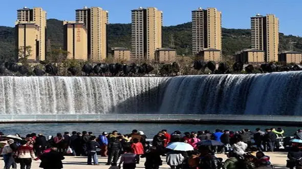 بزرگترین آبشار مصنوعی جهان مورد توجه توریست ها +تصاویر