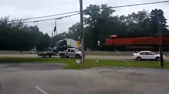 ببینید قطار چگونه تریلی را نصف کرد! + فیلم