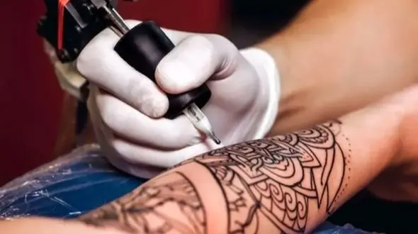 تتو و پرسینگ؛ عوامل پنهان در انتقال ویروس اچ آی وی