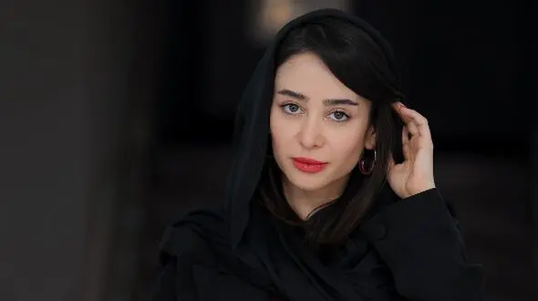 استایل ترندی الناز حبیبی با خاص ترین کیفی که دیده اید! / الناز حبیبی جسورانه ظاهر شد!