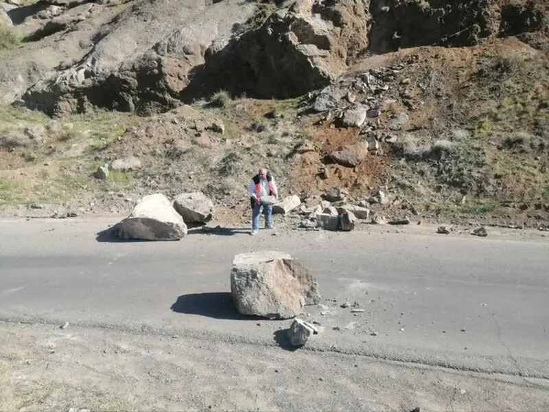 ریزش سنگ در یکی از جاده های کوهستانی کرج