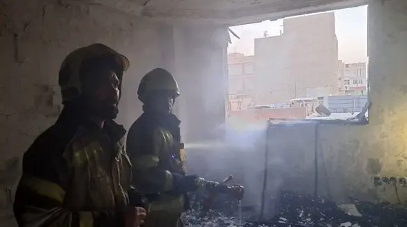 نجات ۱۵ ساکن از آتش‌سوزی شدید در ساختمان مسکونی نعمت‌آباد
