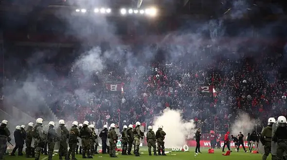 تجربه عجیب کاپیتان تیم ملی در یونان/ گاز اشک‌آور و باتوم مقابل چشمان حاج صفی! + عکس