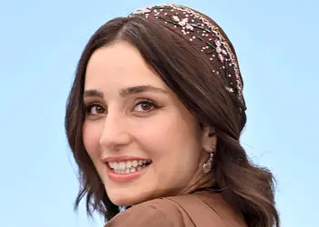 سها نیاستی بازیگر نقش زن و بچه با استایلی متفاوت در یک رویداد خارجی / از استایل تمام رنگ مشی تا کلاه فرانسوی