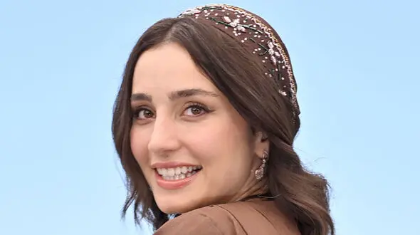 سها نیاستی بازیگر نقش زن و بچه با استایلی متفاوت در یک رویداد خارجی / از استایل تمام رنگ مشی تا کلاه فرانسوی