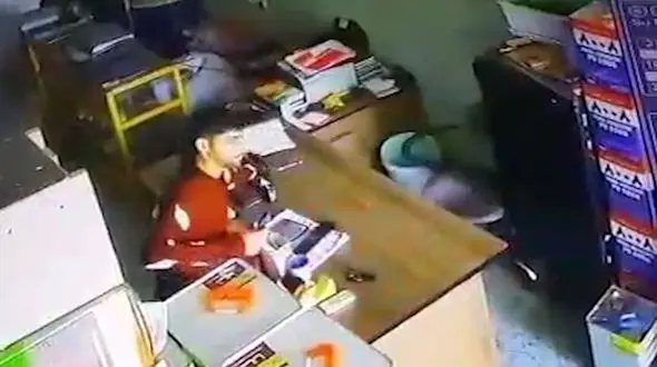 فیلم لحظه سرقت بی دردسر موبایل در قم / دزد خونسرد بود