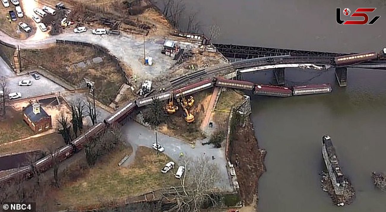 عجیب ترین عکس از  سقوط قطار از پل داخل دریا
