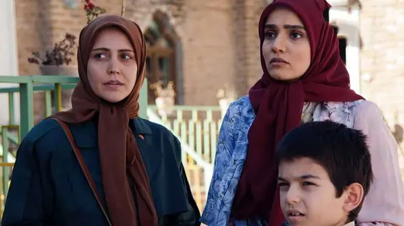 رونمایی از چهره جدید شیما جعفرزاده؛ دیبا سریال طوبی خارج از قاب تلویزیون / با این استایل روی دست پریناز ایزدیار زد!