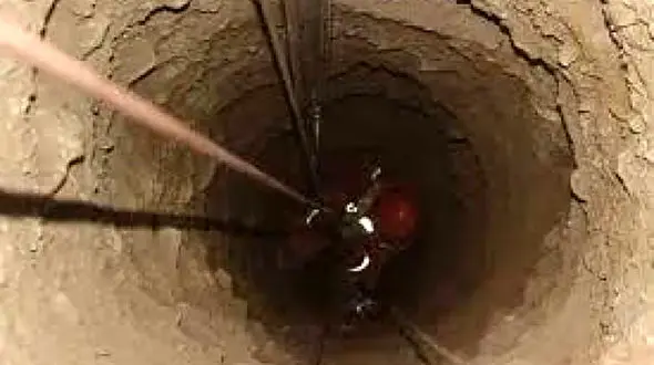 پدر فداکار جانش را برای فرزندش از دست داد / مرگ تلخ در اقدام فداکارانه در عمق چاه