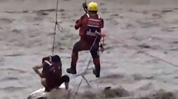 ببینید / عملیات دلهره‌آور نجات سرنشین یک خودروی گرفتار در سیل