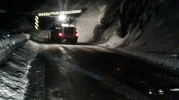 سقوط سنگ و برخورد با خودروهای عبوری در جاده چالوس