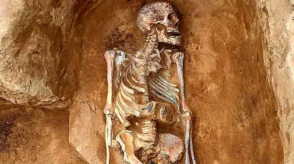 این اسکلت با جواهراتش دفن شده بود! + فیلم و عکس ها از روسیه