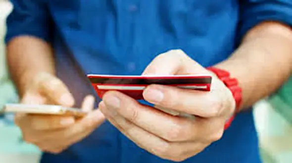 گوشی موبایل جای کارت های خرید را می گیرد / همتی توضیح داد