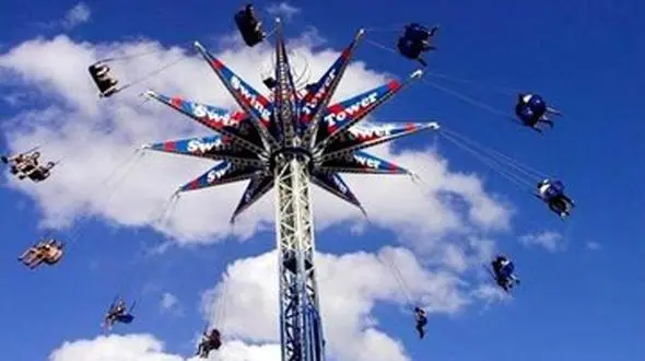 ببینید / لحظه فروریختن مرگ‌بار چرخ و فلک در شهربازی! + فیلم