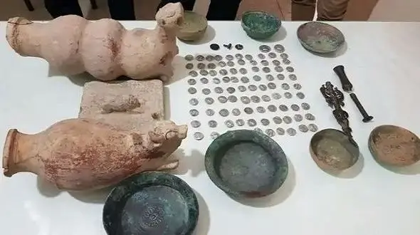 کشف 241 قطعه عتیقه  2 هزار ساله در رامیان